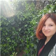 Impartisco lezioni di italiano- scrittrice,master editoria 
Recupero inglese e materie umanistiche, 
per scuole elementari e medie ,seguo anche Dsa e Bes o autistici essendo ASACOM in LIS e presto Rbt